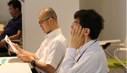 ④男性2人トリミング.png